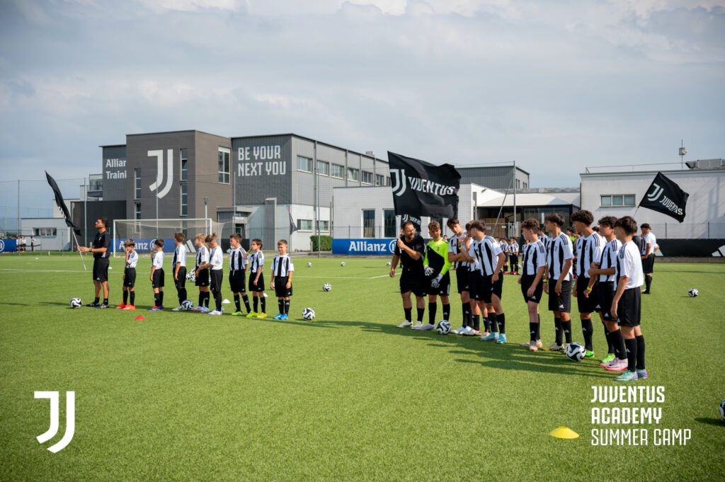 Giovani calciatori al Juventus Summer Camp di Vinovo durante una sessione di allenamento